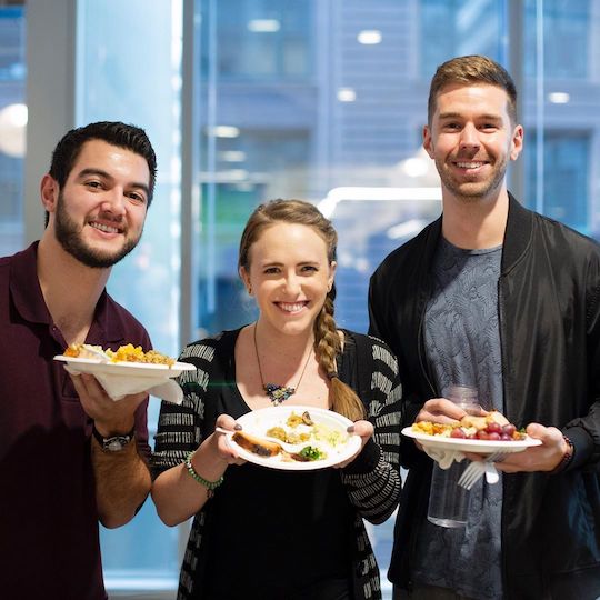 Foto do Instagram de membros da equipe que desfrutam do evento anual potluck, Sproutsgiving. Clique para visualizar o post no Instagram.