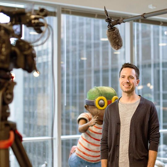 Instagram-Foto von Chris, Senior Product Manager, hinter den Kulissen unseres „Meet Team Sprout“-Videodrehs. Per Klick gelangen Sie zum Instagram-Post.